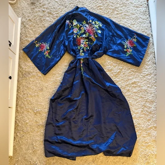 Elegant Blue Embroidered Kimono Robe - Picture 4 of 7